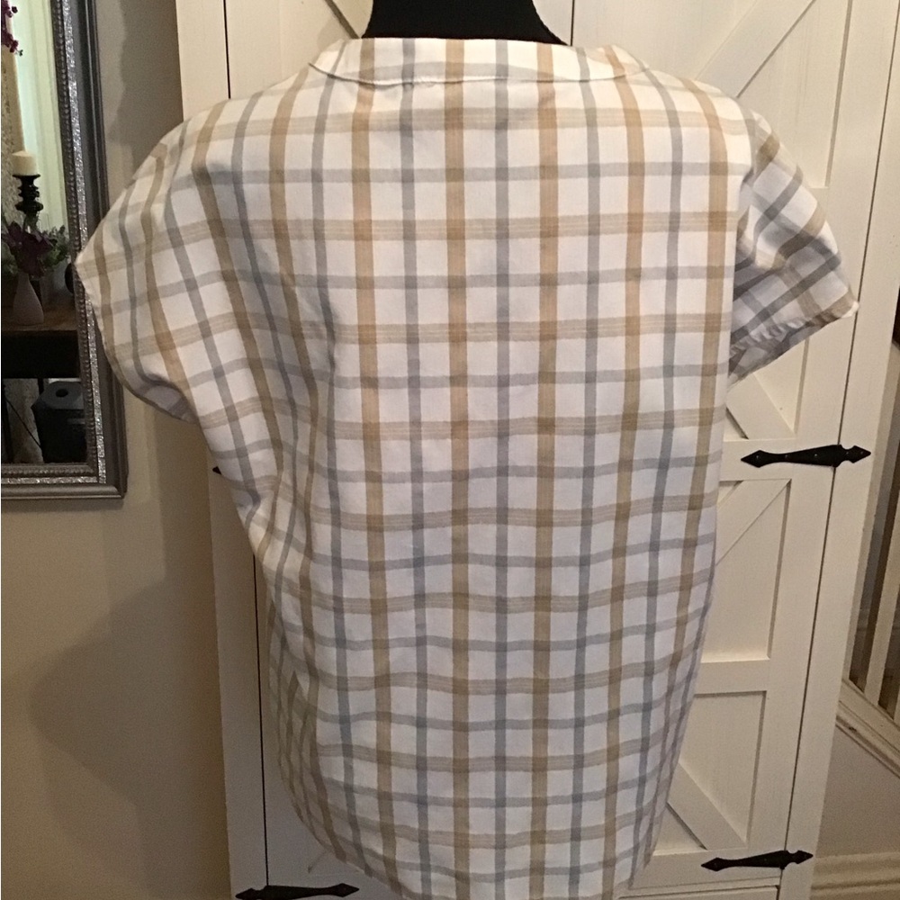 Chic Plaid Women's Blouse with Button Accents - Picture 4 of 4